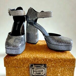 Katy Perry The Uplift Silver Glitter Platform Heels – Size 7.5 – Worn Once